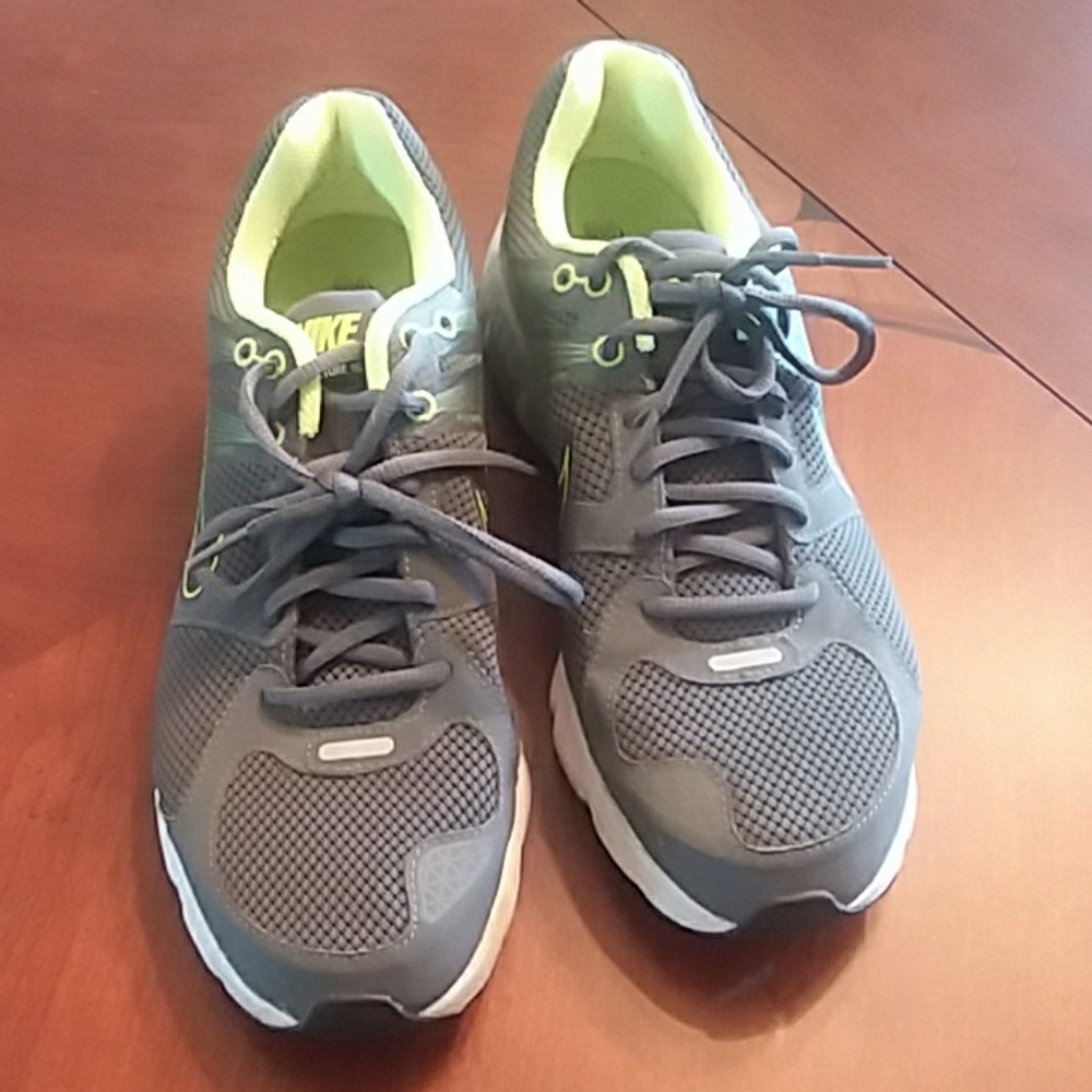 Tennis shoes